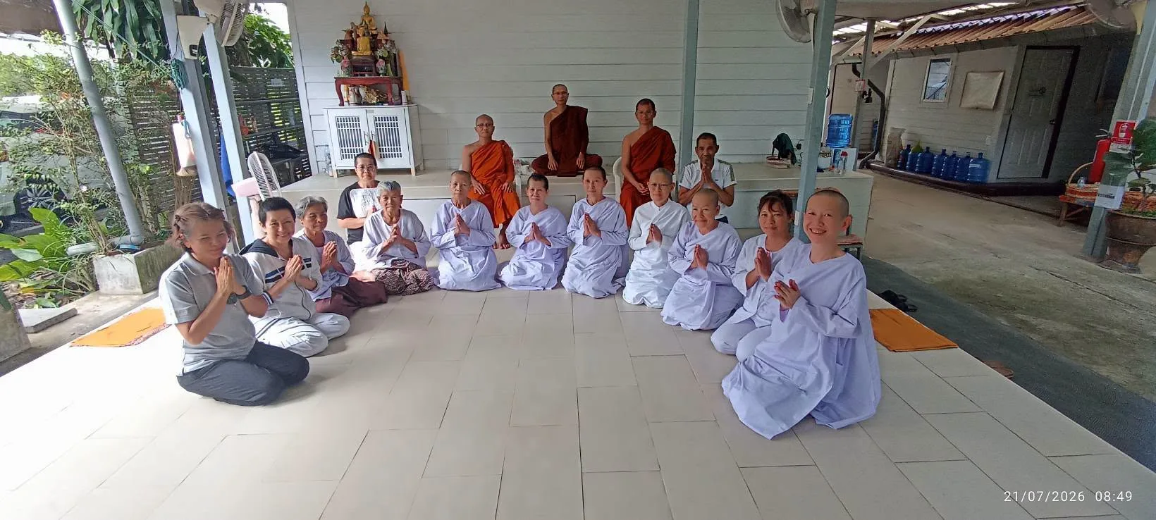 พระสงฆ์และผู้เข้าร่วมคอร์สวิปัสสนากรรมฐาน 10 วัน ศูนย์เนตรธรรม ถ่ายภาพร่วมกันเมื่อจบคอร์ส กรกฎาคม 2569