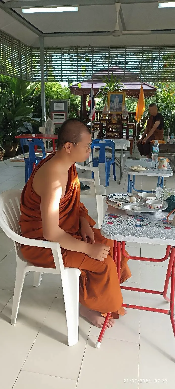 พระสงฆ์ในช่วงภัตตาหารระหว่างคอร์สวิปัสสนากรรมฐาน 10 วัน ศูนย์เนตรธรรม กรกฎาคม 2569