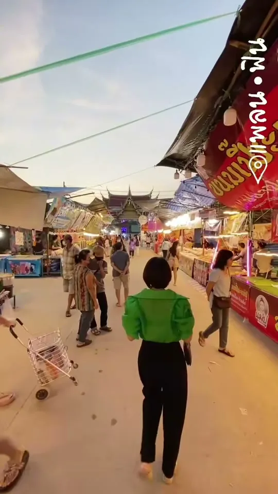 ทางเดินร้านค้าในงานที่วัดยาง เพชรบุรี เมื่อปี 2566