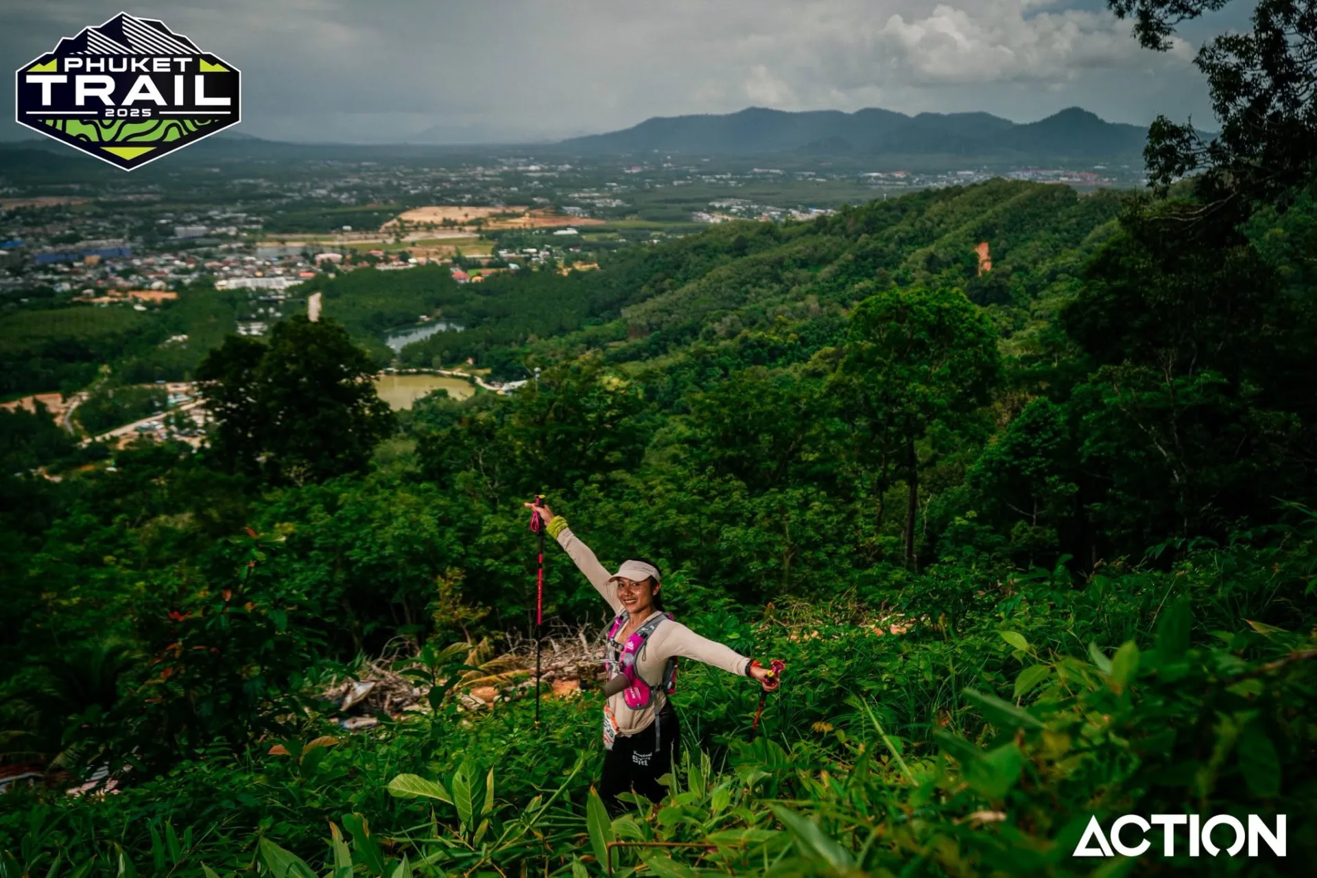 นักวิ่งบนสันเขาที่มองเห็นวิวภูเก็ตในงาน Phuket Trail 2025
