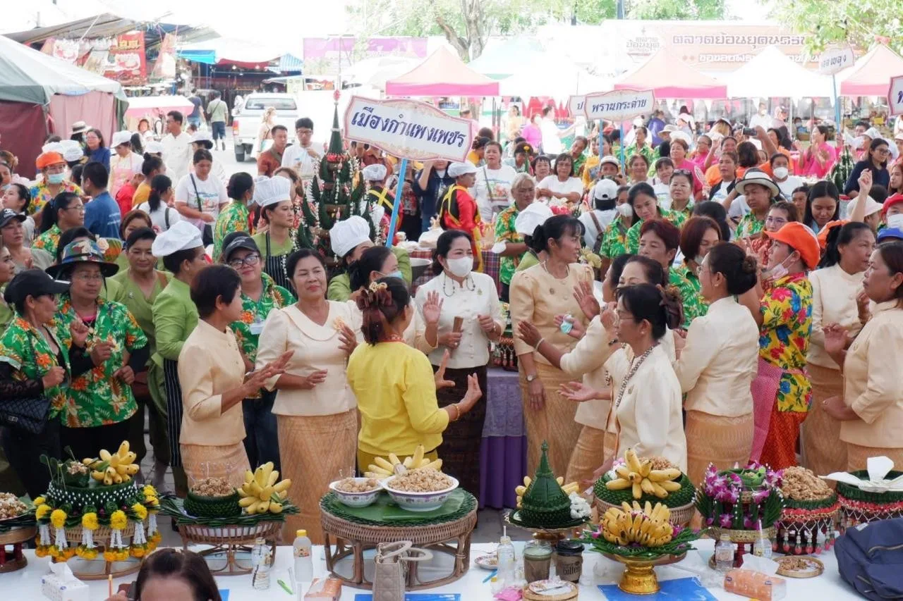 ผู้เข้าแข่งขันกวนกระยาสารทในงานสารทไทยกล้วยไข่กำแพงเพชรปี 2566