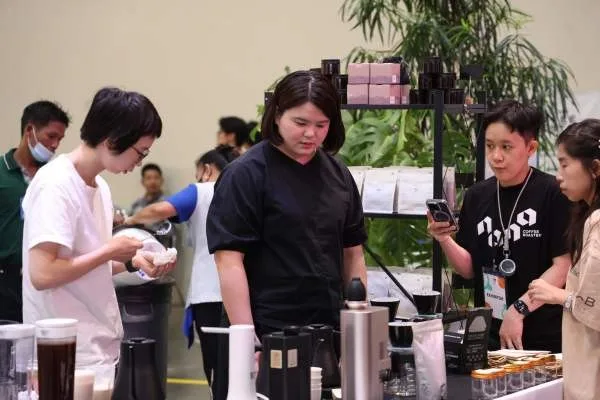 ผู้เข้าชมเดินเลือกชิมกาแฟและเยี่ยมชมบูธภายใน Thailand Coffee Fest 2025