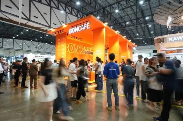ผู้เข้าชมเดินชมบูธต่าง ๆ ภายใน Thailand Coffee Fest 2025