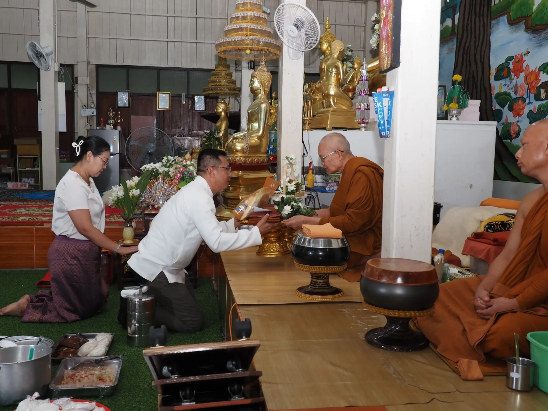 การถวายเครื่องไทยธรรม ภาพประกอบข่าวแม่ฮ่องสอนลงวันที่ 8 มิถุนายน 2569 ไม่ใช่งานตราด