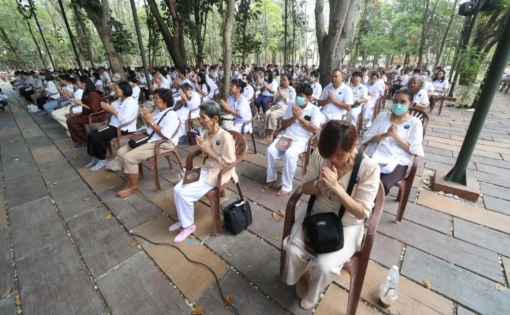 ผู้เข้าร่วมทุกวัยร่วมปฏิบัติธรรมในพื้นที่ลานธรรม