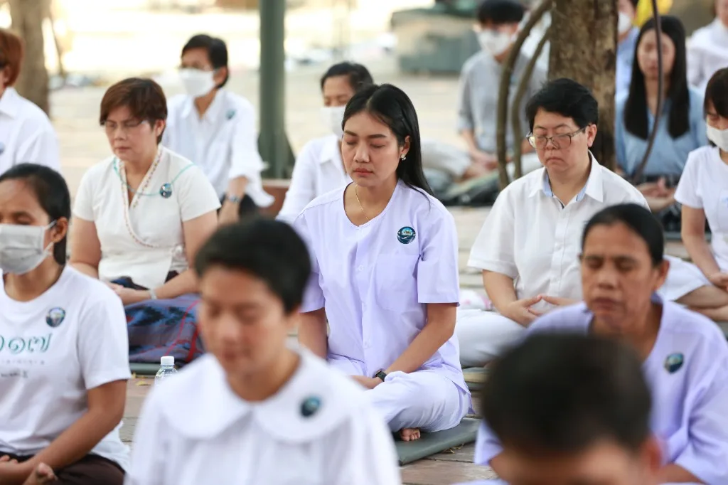 ผู้ร่วมกิจกรรมนั่งสมาธิภายในลานธรรมของวัด