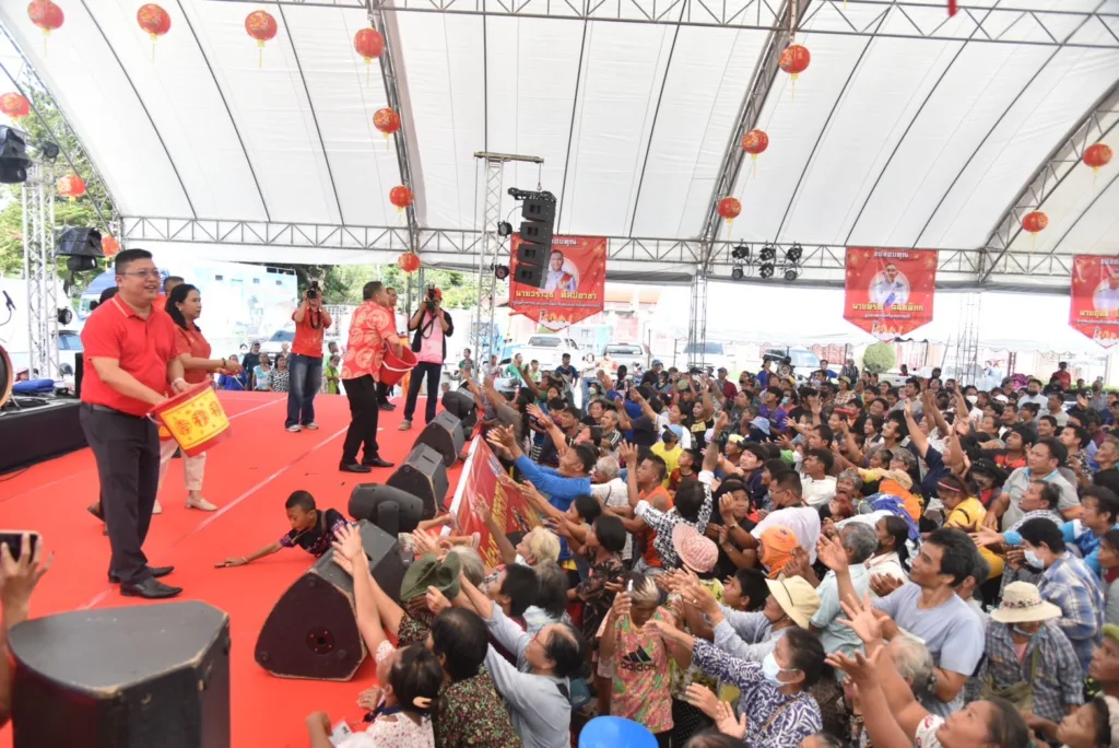 บรรยากาศการให้ทานบนเวทีต่อหน้าผู้ร่วมพิธีกระจาดฟ้า ปี 2568