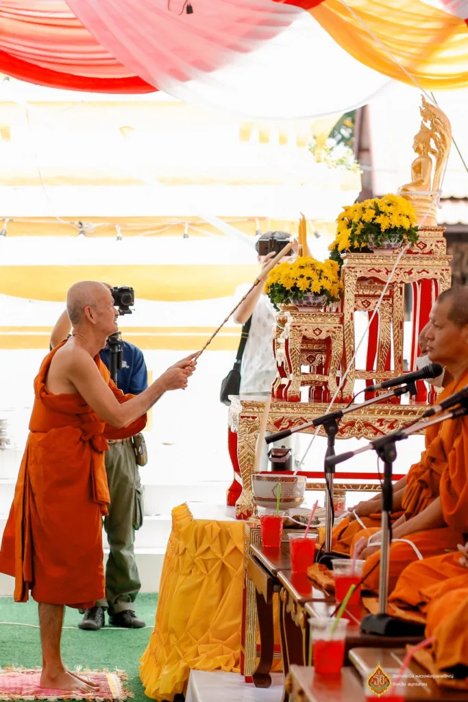 พระสงฆ์ประกอบพิธีบูชาครูในงานประจำปีวัดท่ากระบือ ปี 2568