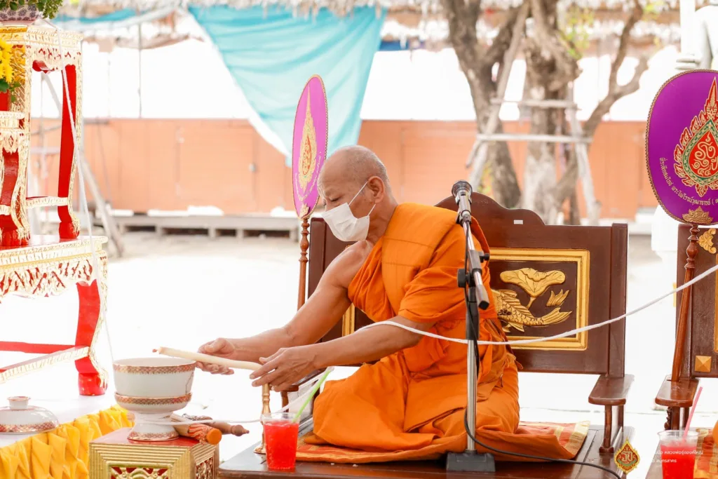 พระสงฆ์นำประกอบพิธีท่ามกลางเครื่องบูชาในงานปี 2568