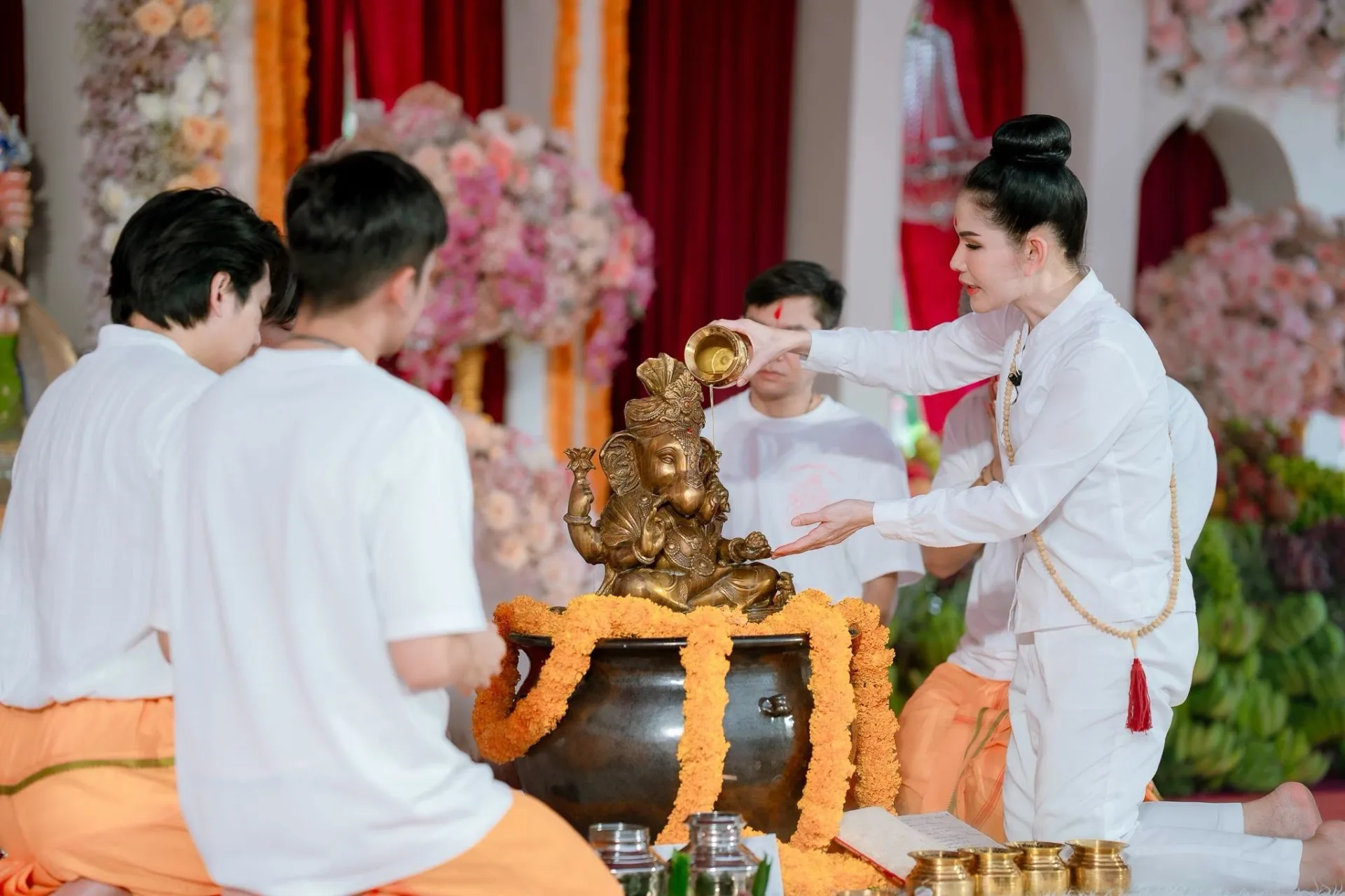 ภาพพิธีสรงองค์พระคเณศที่แนบกับโพสต์คำเชิญก่อนงานเดือนกันยายน