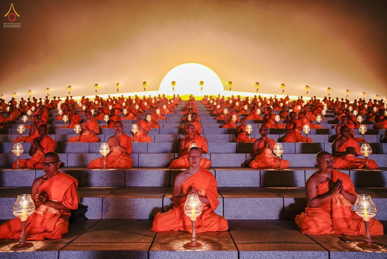 พระสงฆ์นั่งสมาธิท่ามกลางแสงประทีปในพิธี Light of Peace ครั้งก่อน ไม่ใช่งานปี 2570