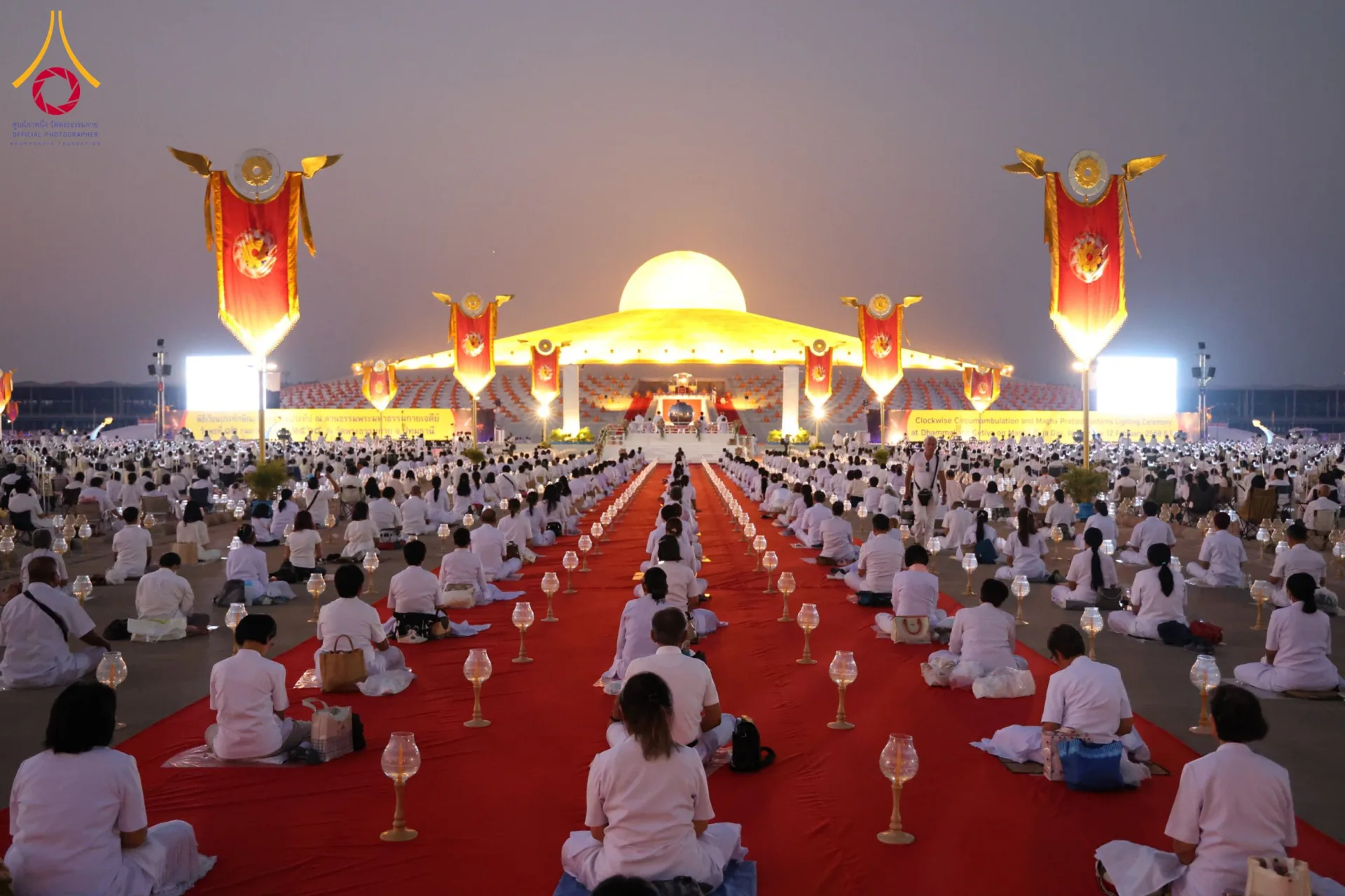 ผู้เข้าร่วมชุดขาวในพิธี Light of Peace ครั้งก่อน ไม่ใช่งานปี 2570