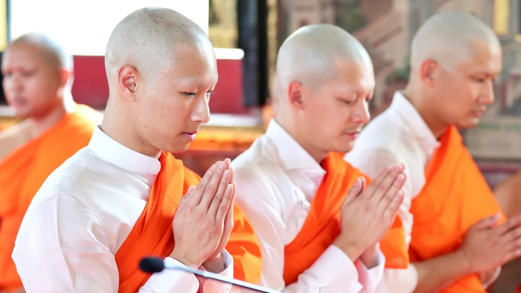ภาพประกอบพิธีบวชจาก Monk Life Project ไม่ยืนยันว่าเป็นรุ่น 24
