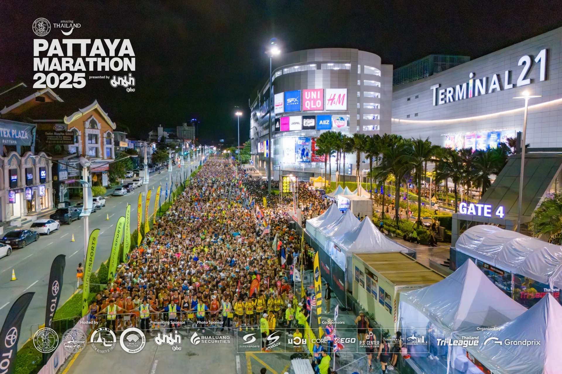 นักวิ่งจำนวนมากรวมตัวหน้าจุดปล่อยตัว Terminal 21 พัทยา ใน Pattaya Marathon 2025