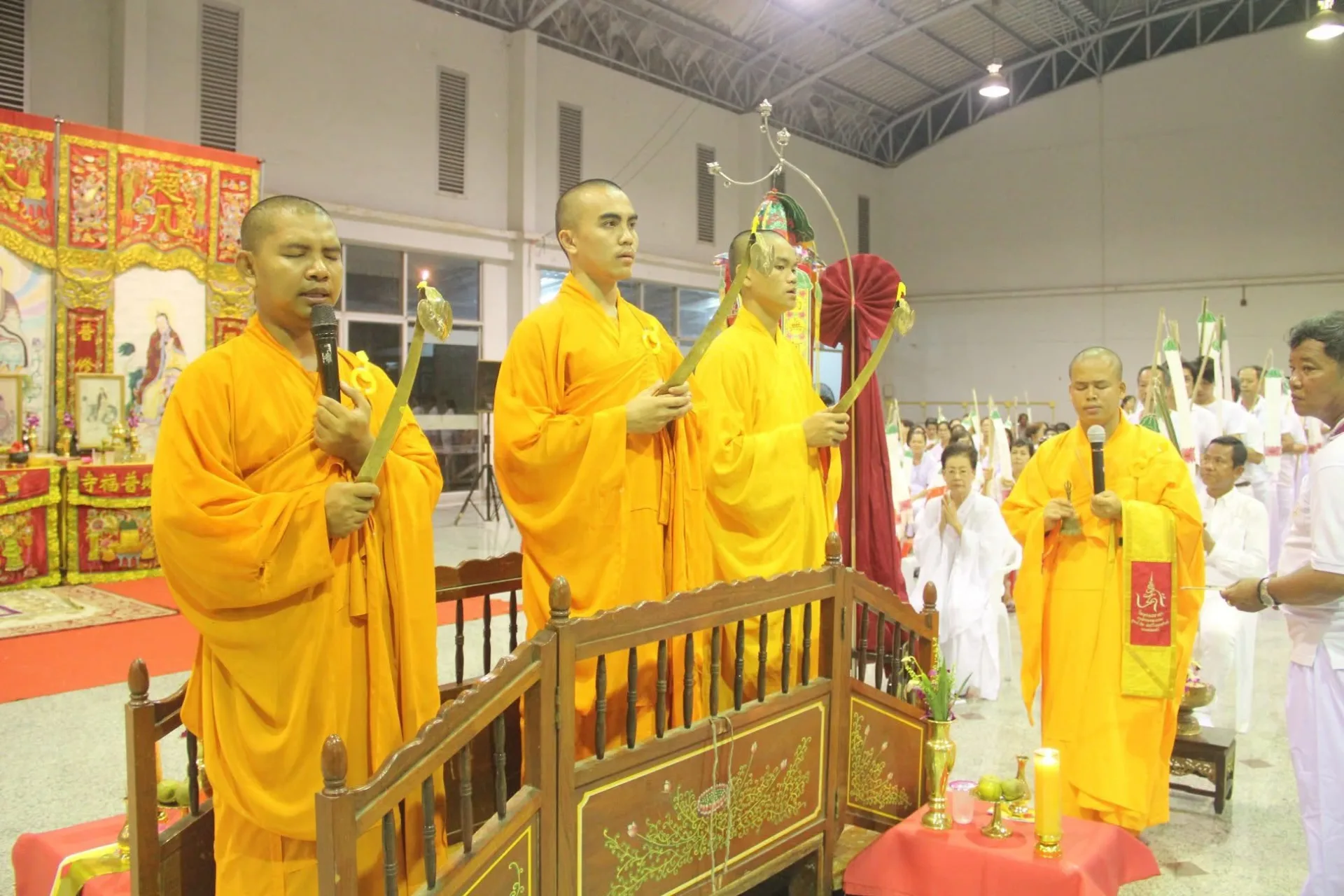 ผู้ร่วมงานและพระสงฆ์ในเทศกาลทิ้งกระจาด ปี 2568