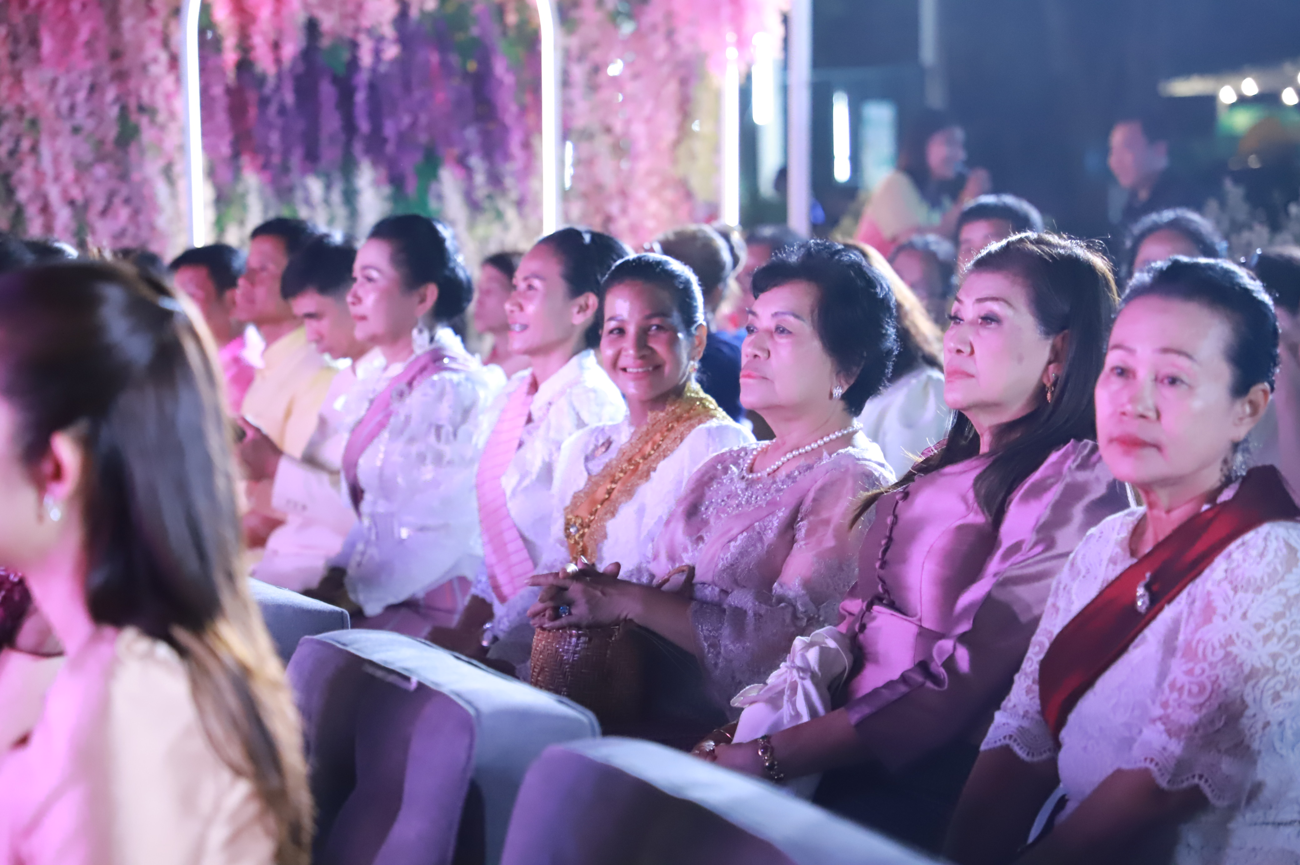 ผู้ร่วมงานในพิธีเปิดกิจกรรมเทียนอุบล ยลได้ตลอดเดือน 15 กรกฎาคม 2568 เครดิต: สำนักงานประชาสัมพันธ์จังหวัดอุบลราชธานี