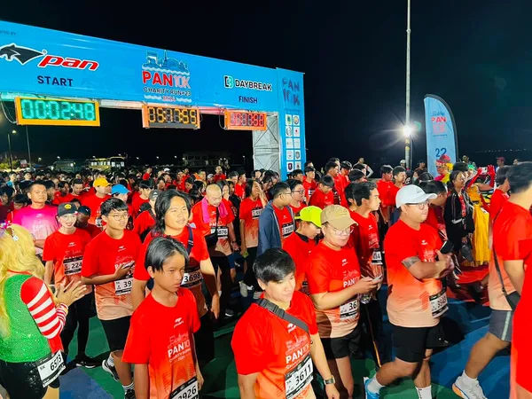 นักวิ่งรวมตัวหน้าเส้นปล่อยตัว PAN 10K CHARITY RUN 2024 ครั้งที่ 23 ปี 2567