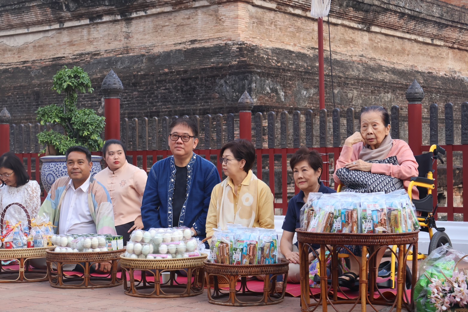 ภาพผู้ร่วมกิจกรรมและเครื่องตักบาตรบริเวณพระเจดีย์หลวงในกิจกรรมตักบาตรโชติกา ปี 2568