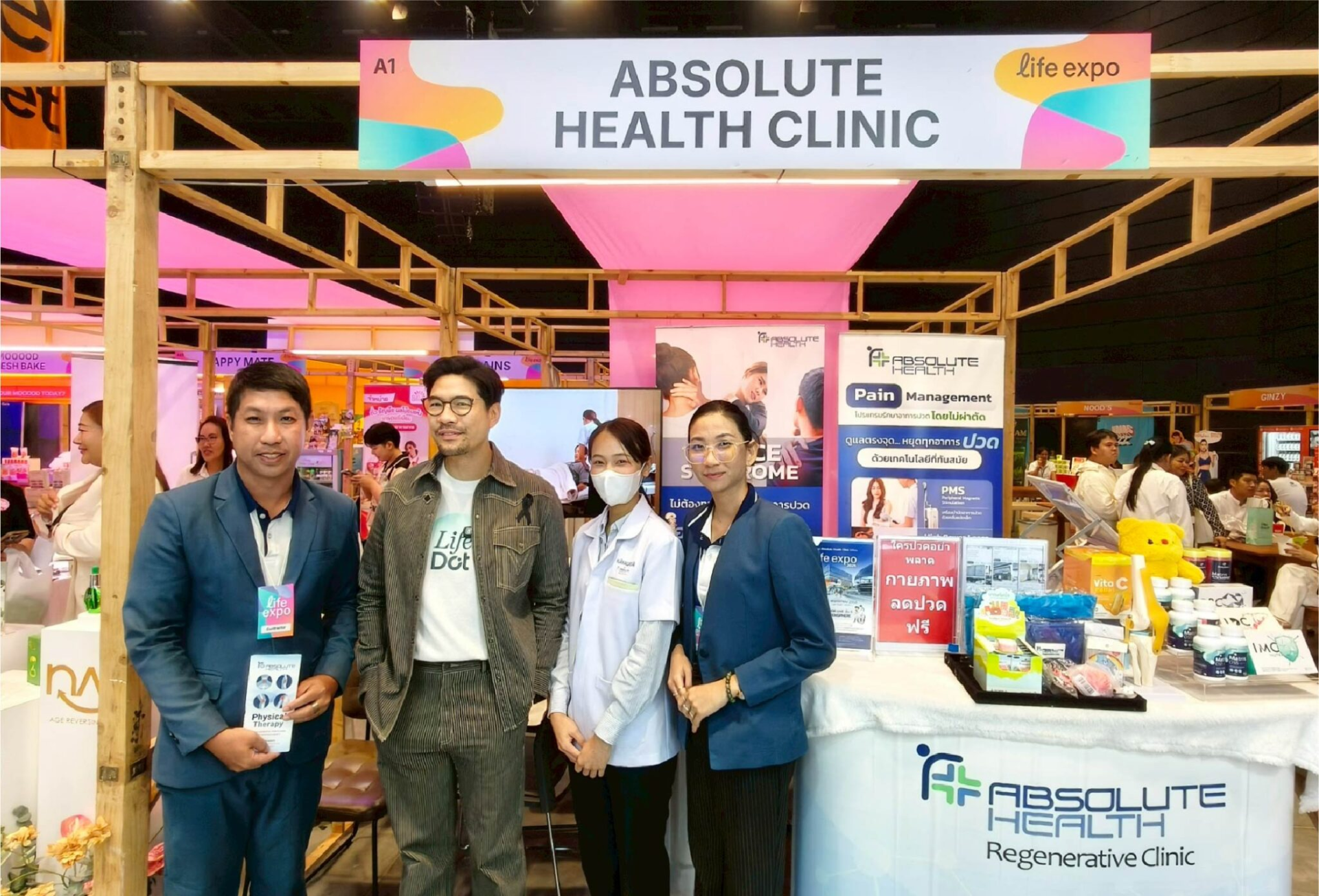 ภาพทีม Absolute Health และผู้ร่วมงานหน้า booth ภายใน Life Expo 2025 ปี 2568