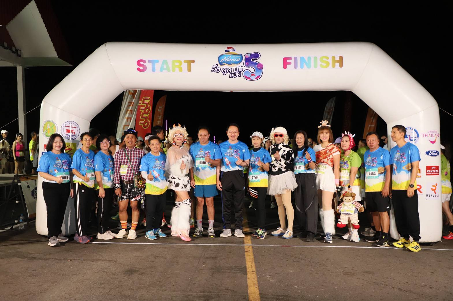 ภาพผู้ร่วมงานถ่ายภาพใต้ซุ้มจุดเริ่มต้นและเส้นชัยใน Thai-Denmark Run 2026 ครั้งที่ 5 ปี 2569