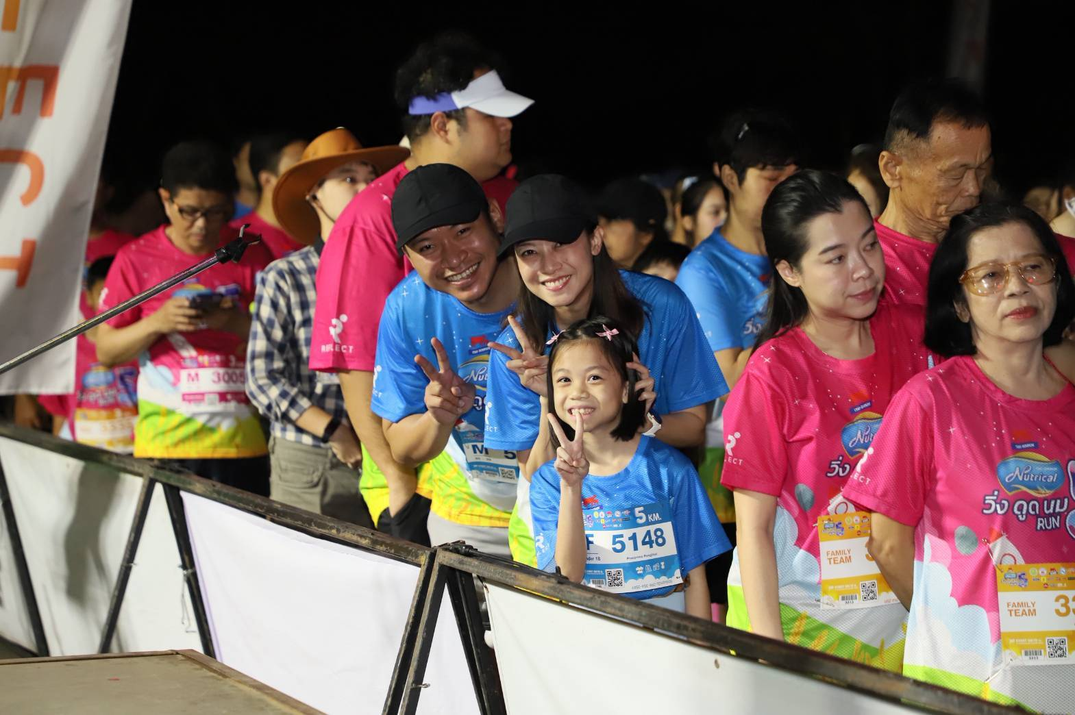 ภาพครอบครัวผู้ร่วมงานถ่ายภาพบริเวณจุดเริ่มต้นใน Thai-Denmark Run 2026 ครั้งที่ 5 ปี 2569