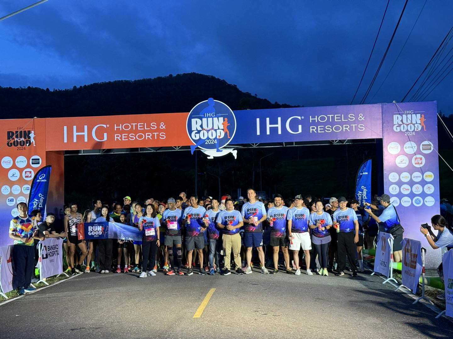 ภาพผู้เข้าร่วมยืนที่จุดปล่อยตัวใต้ซุ้ม IHG Run for Good 2024 ภูเก็ต ปี 2567