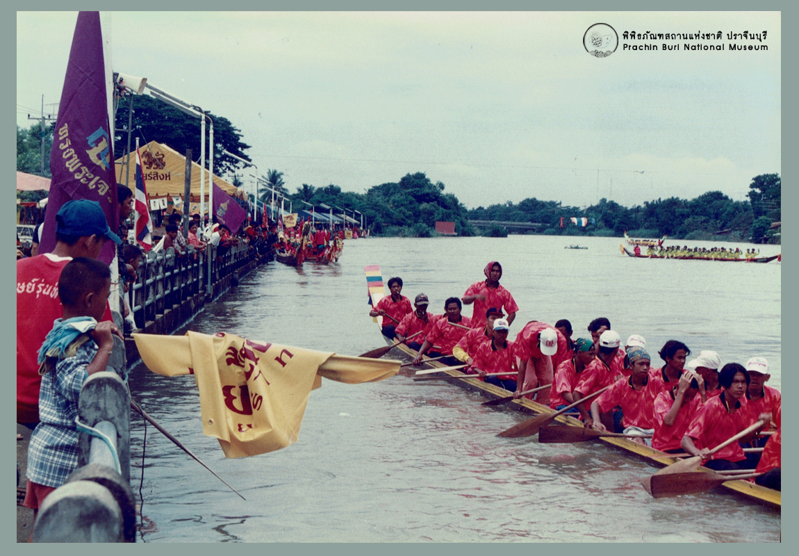 ฝีพายและผู้ชมริมแม่น้ำในประเพณีแข่งเรือปราจีนบุรี ราว พ.ศ. 2535