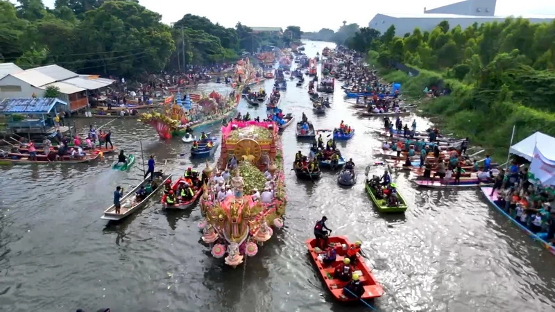 ขบวนเรือในประเพณีรับบัว อำเภอบางพลี ปี 2568