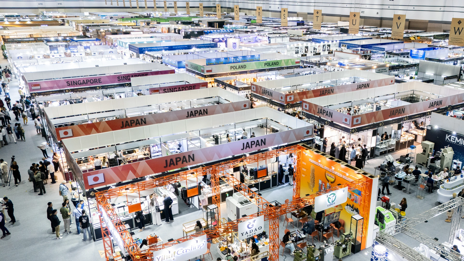 บรรยากาศมุมกว้างของพื้นที่จัดแสดง Bangkok Gems & Jewelry Fair ครั้งที่ 73