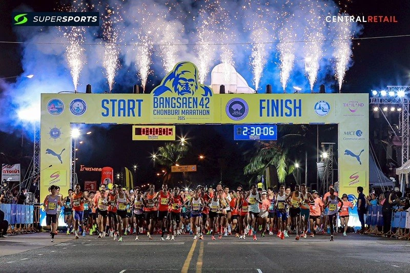 นักวิ่งออกตัวใน Bangsaen42 Chonburi Marathon 2025