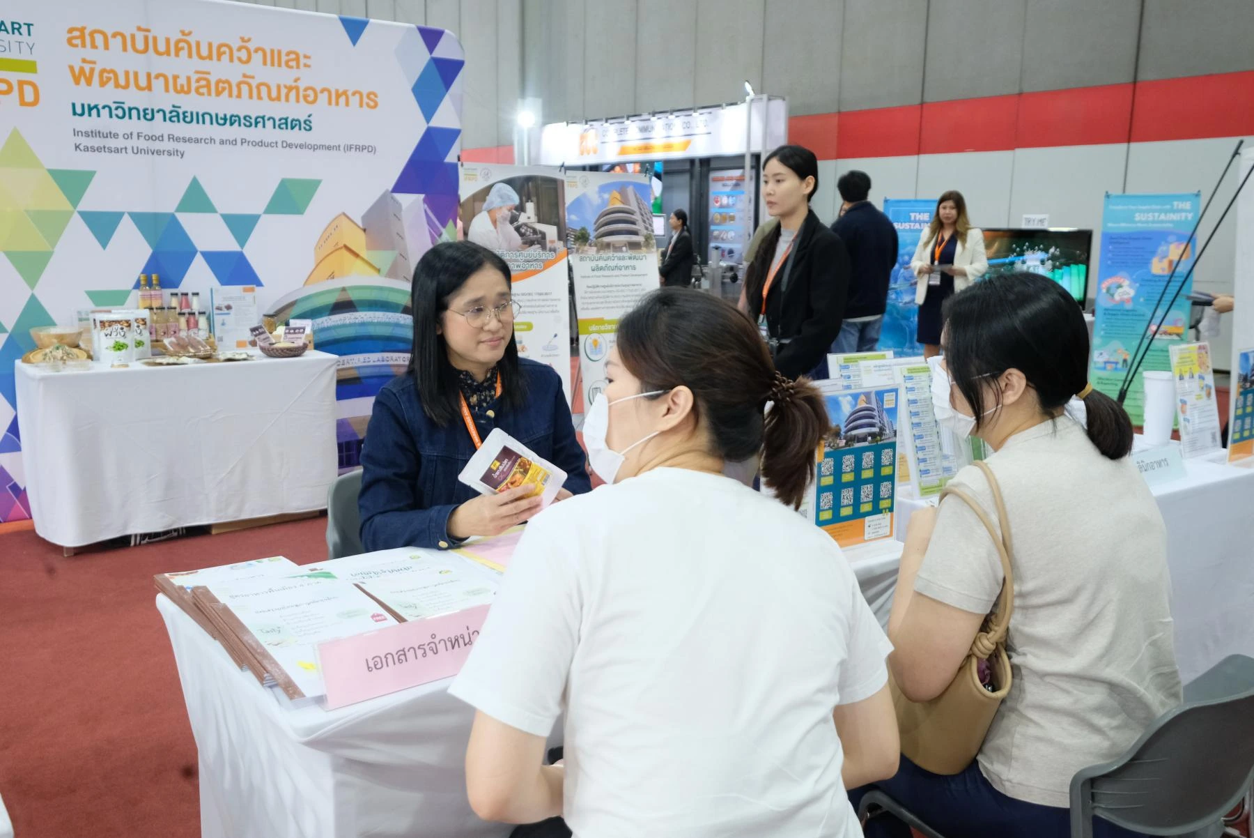 ผู้เข้าชมรับคำปรึกษาภายในงาน TIF & FOOD PACK ASIA 2025
