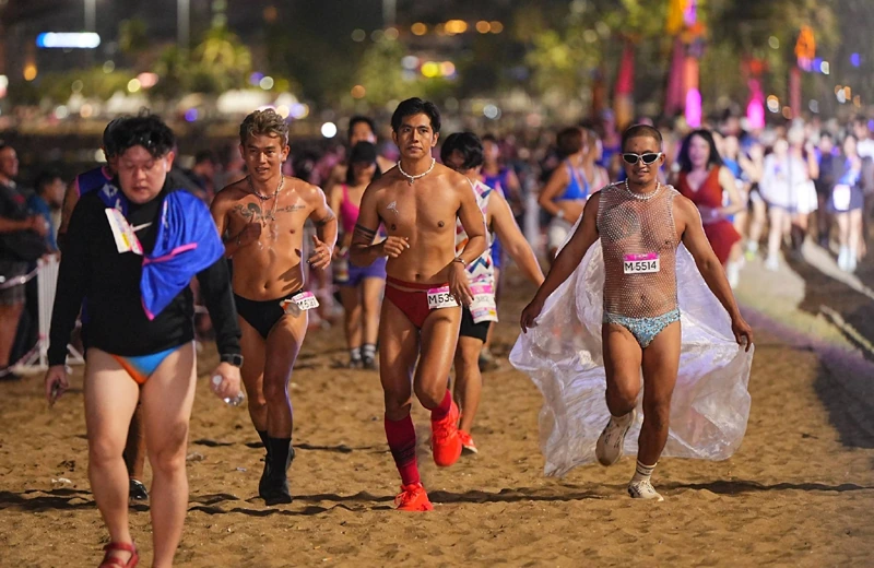 นักวิ่งบนเส้นทางริมชายหาดใน Pattaya International Bikini Beach Race 2025