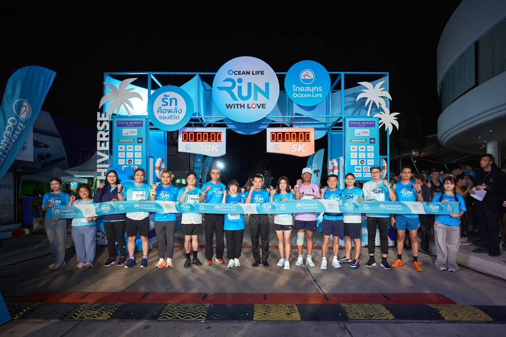 ผู้จัดและนักวิ่งบริเวณจุดปล่อยตัว OCEAN LIFE Run With Love 2025