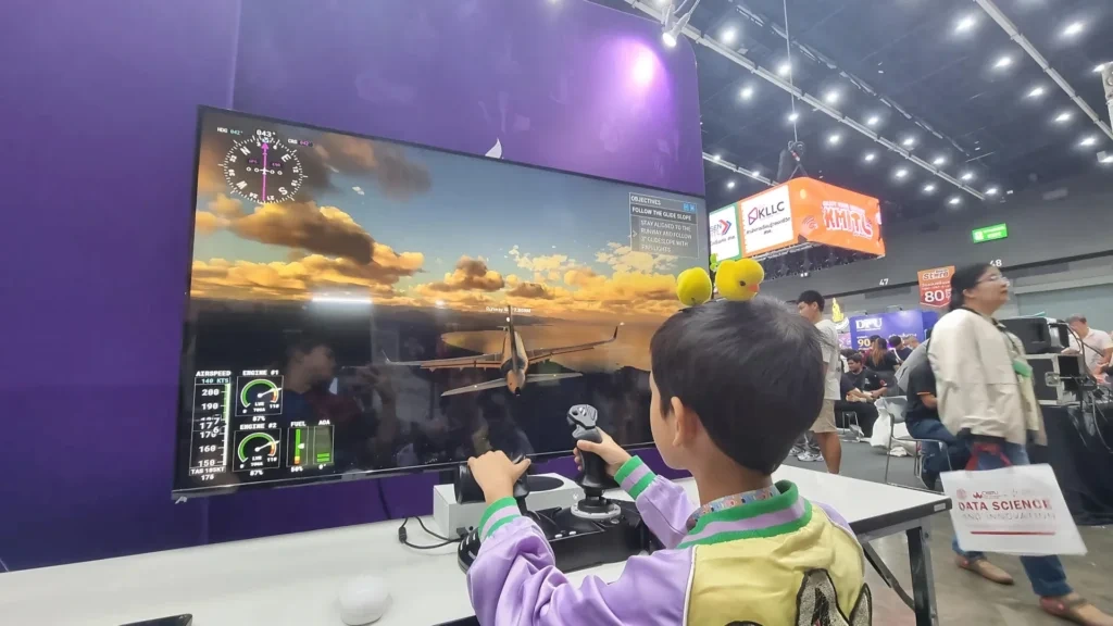 ผู้เข้าร่วมทดลองเครื่องจำลองการบินภายใน Dek-D’s TCAS Fair 2025