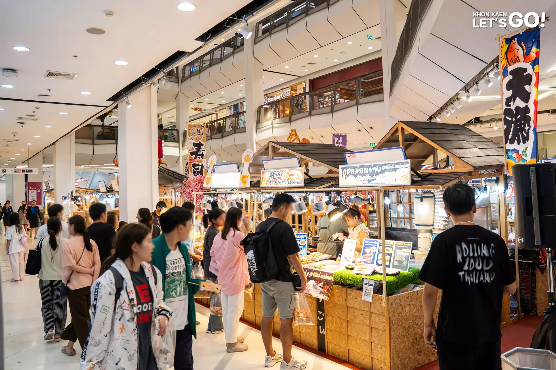 ผู้ร่วมงานเดินเลือกซื้ออาหารในงาน Japan Signature 2025 ที่เซ็นทรัล ขอนแก่น