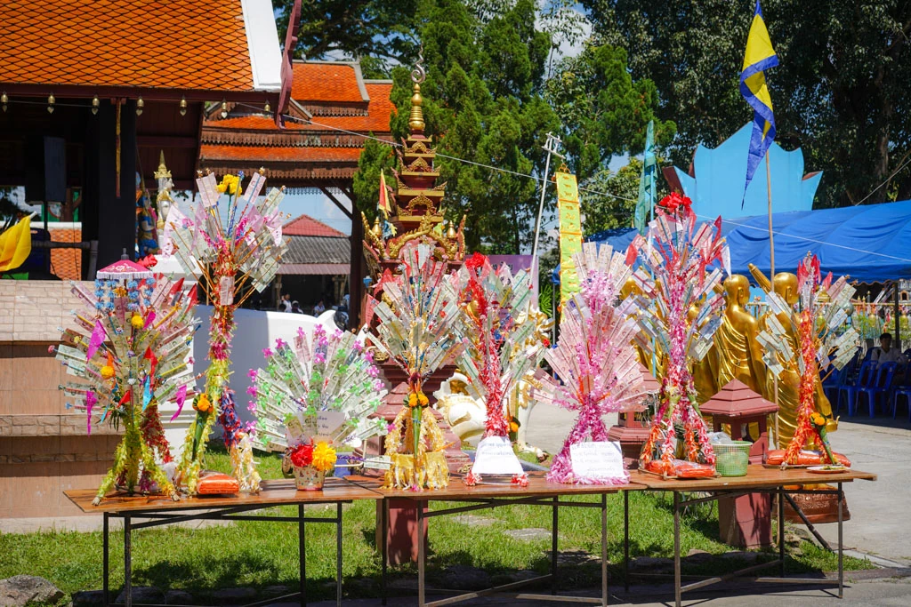 เครื่องกฐินและต้นเงินจัดเตรียมในลานวัดหนองก๋ายปี 2568