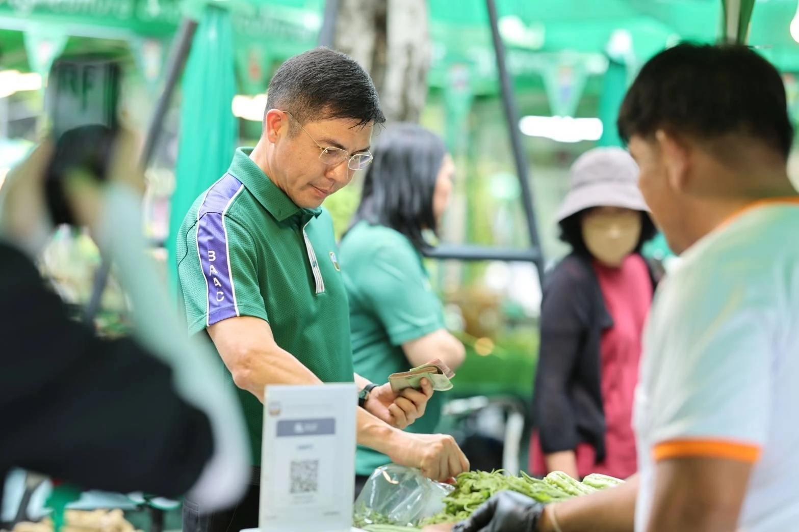 ผู้ประกอบการกำลังให้บริการลูกค้าภายในบูธงาน BAAC Market ปี 2568