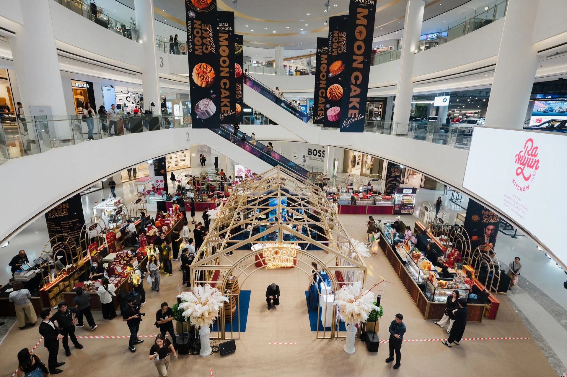 ภาพมุมสูงของพื้นที่ Gourmet Mooncake Festival 2025 ที่สยามพารากอน