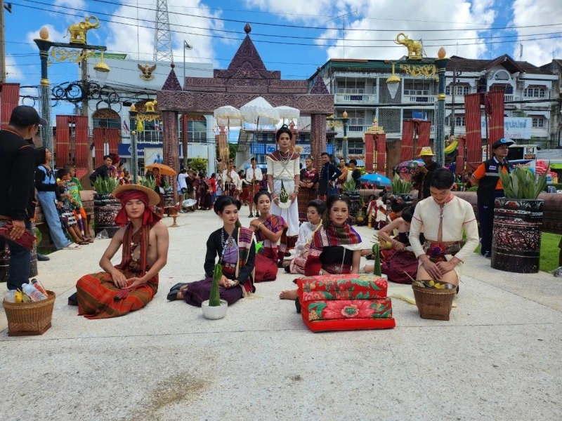 การแสดงพื้นบ้านในขบวนประเพณีแซนโฎนตาเมืองขุขันธ์ ปี 2566