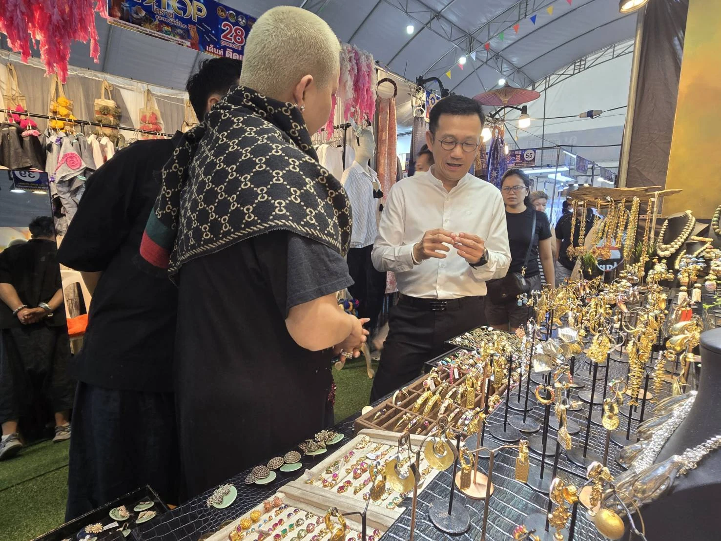 ผู้ซื้อเลือกชมสินค้าหัตถกรรมในงาน OTOP โคราชสัญจร จุดดำเนินการที่ 4 ปี 2568