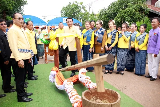 ประธานและผู้ร่วมงานตำข้าวเม่าในพิธีเปิดเทศกาลกินข้าวเม่ารับลมหนาว ครั้งที่ 29 ปี 2567