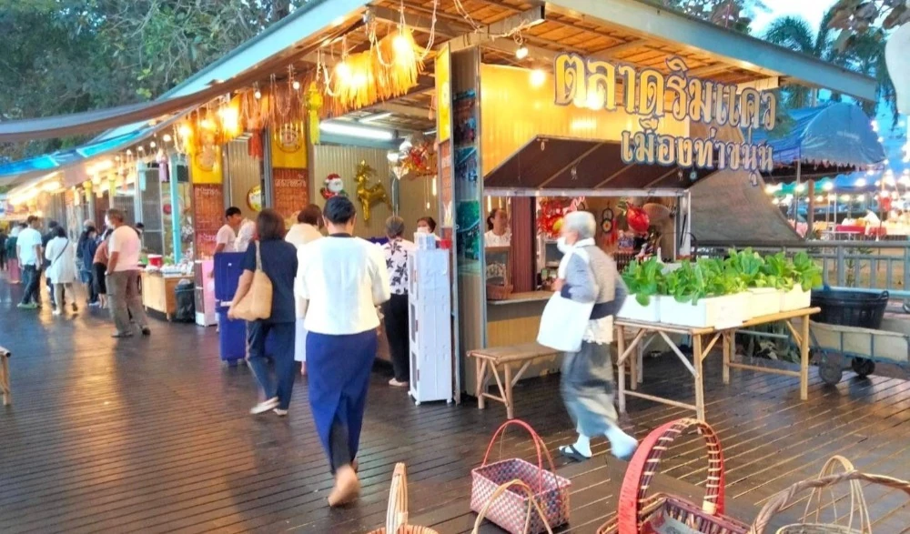 ผู้มาเยือนเดินชมตลาดริมแควเมืองท่าขนุนในชุมชนคุณธรรมวัดท่าขนุน