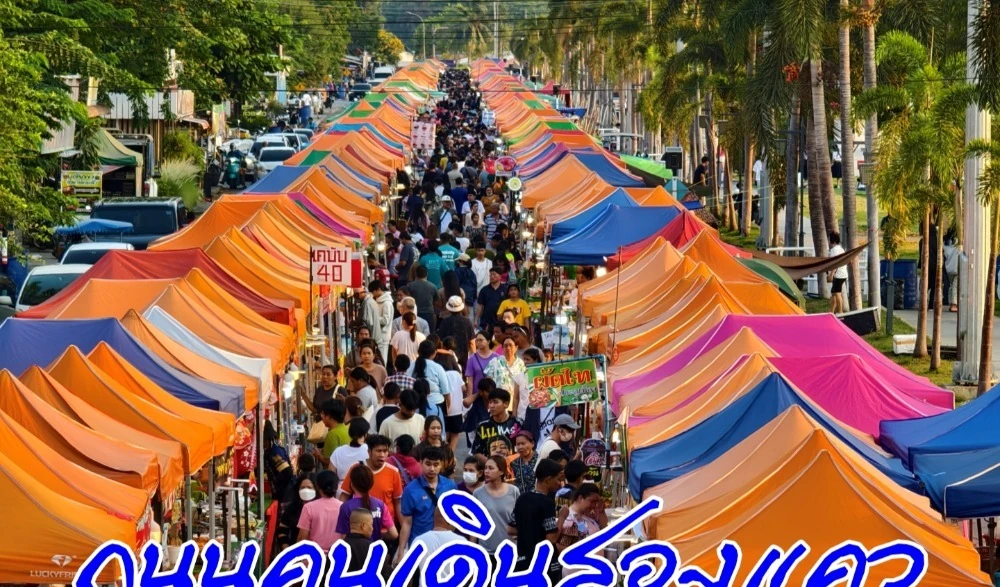 ผู้มาเที่ยวเดินชมร้านค้าบนถนนคนเดินสองแคว จังหวัดกาญจนบุรี