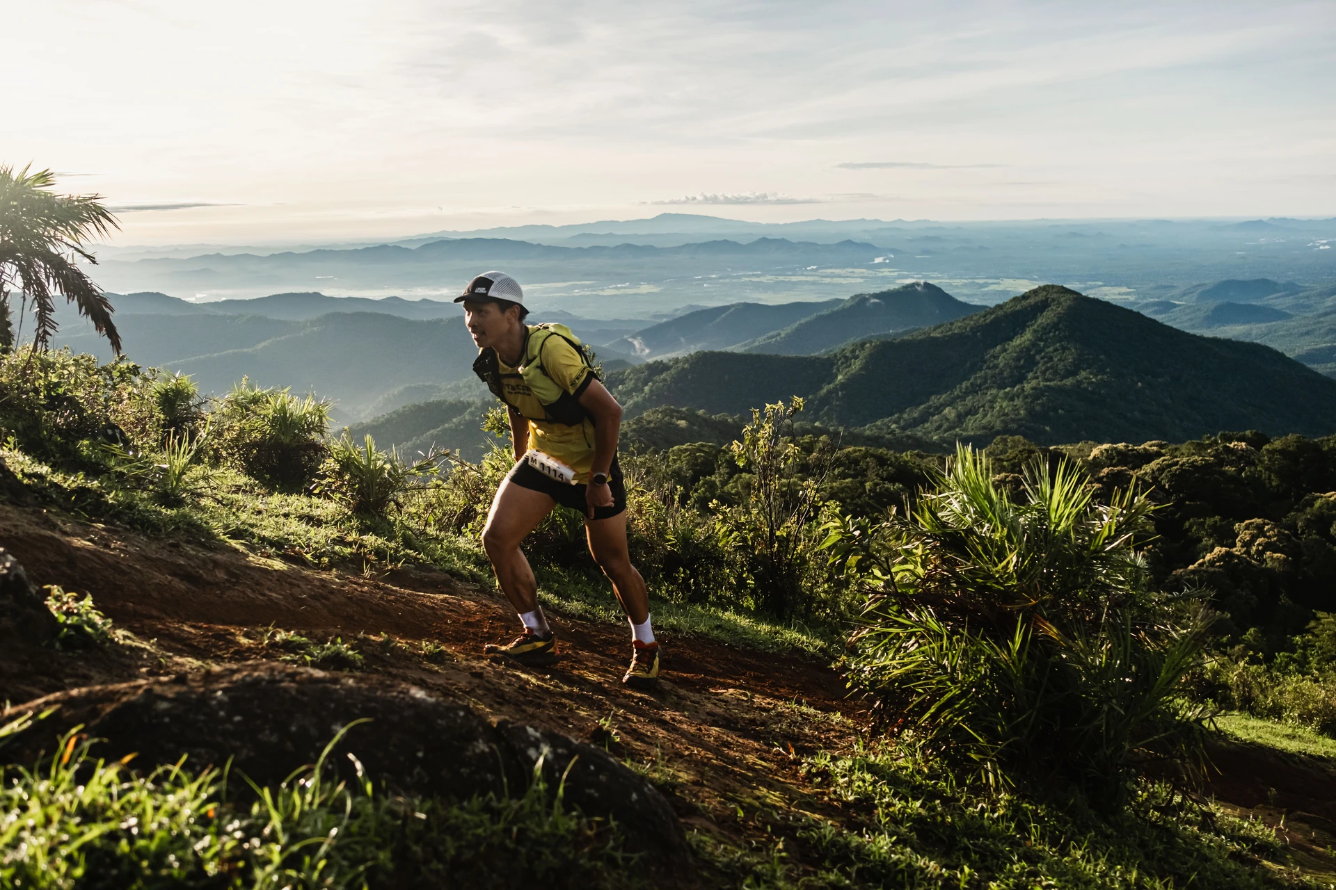 นักวิ่งเทรลวิ่งขึ้นทางลาดในชุดภาพ Previous Year Highlights ของ Tak Trail Series Thailand