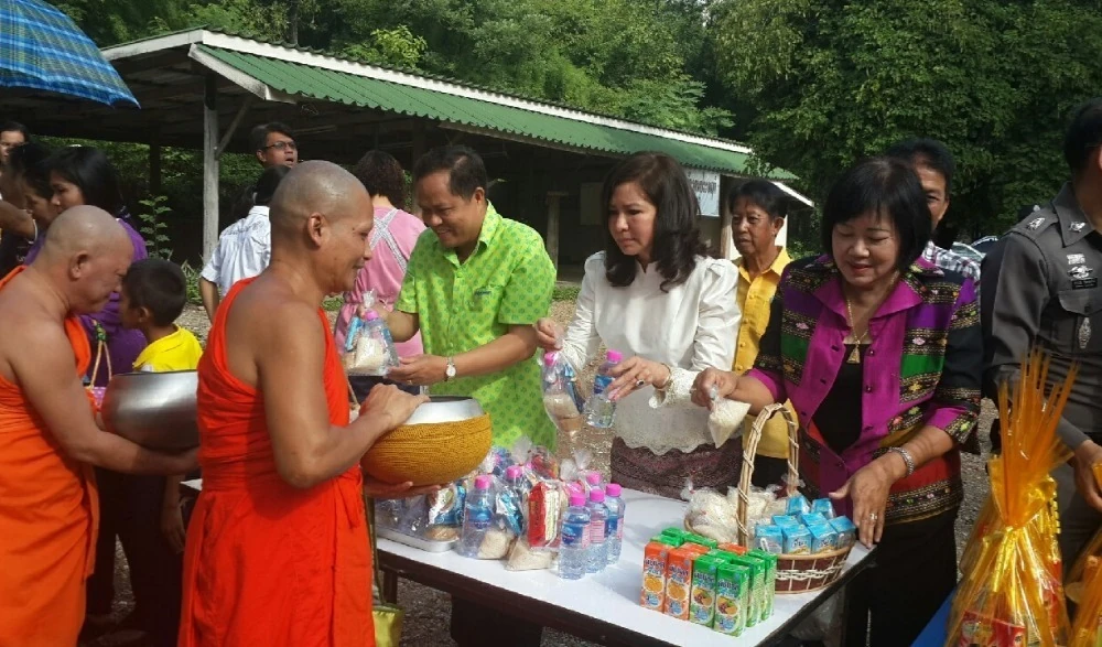 ประชาชนถวายอาหารแด่พระสงฆ์ในประเพณีตักบาตรเทโววัดเขาวงจินดาราม
