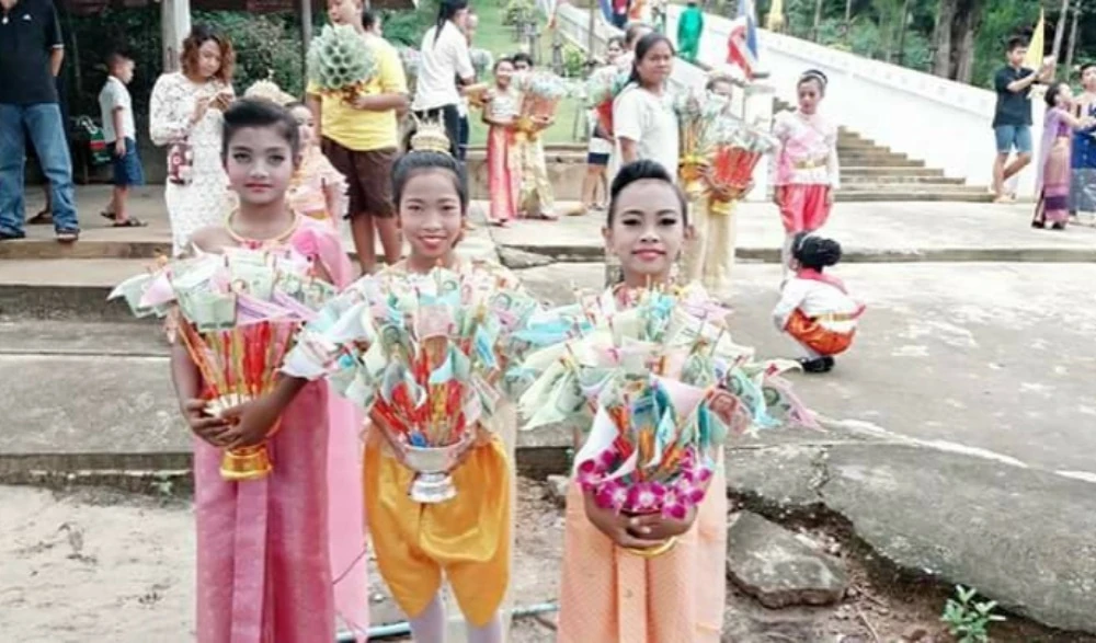 เด็กแต่งชุดนางฟ้าถือพานดอกไม้ในขบวนตักบาตรเทโววัดเขาวงจินดาราม
