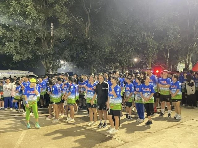 กลุ่มนักวิ่งเตรียมออกตัวในงาน RUN FOR CHILD 2025 จังหวัดเชียงราย