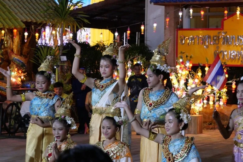 การแสดงนาฏศิลป์ท่ามกลางประทีปตูมกาในงานออกพรรษายโสธร ปี 2568