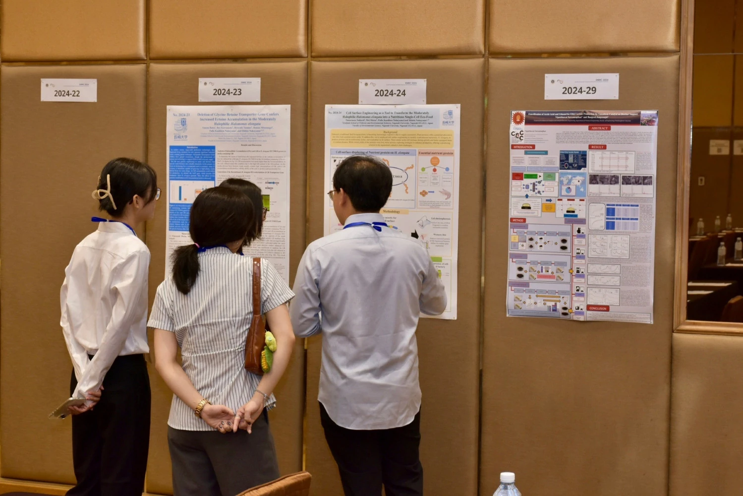 ผู้เข้าร่วมชมโปสเตอร์วิชาการในการประชุม ENRIC 2024