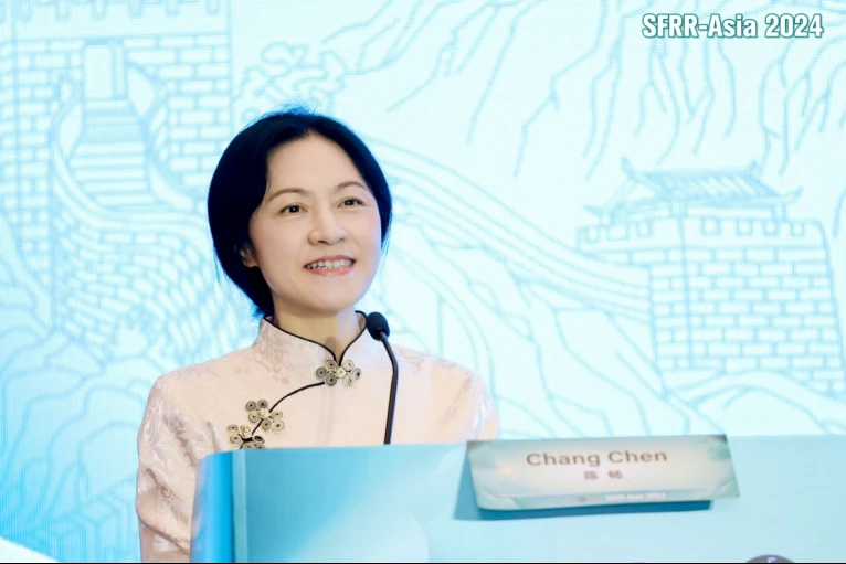 วิทยากรหญิงกล่าวบนเวทีในการประชุม SFRR-Asia 2024 ครั้งที่ 11 ที่กรุงปักกิ่ง